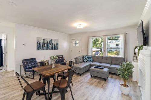 Home Park Casa | New Home in MidTown- Sleeps 11 For Rent in Atlanta