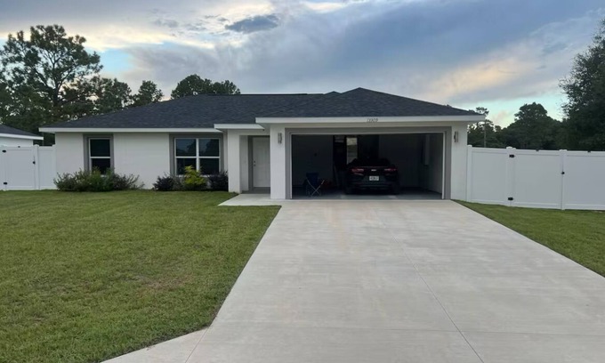 Dunnellon Casa | New home, lake park less then 1min. The World Equestrian Center 15 minutes away.
