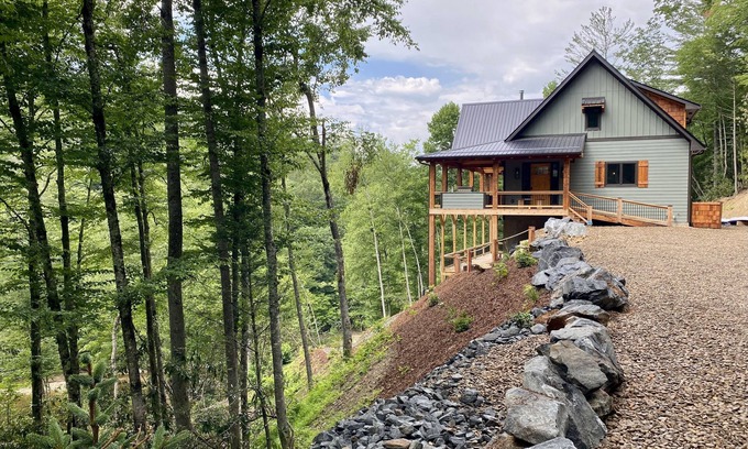 Burnsville Casa | New Home on South Toe River, Pet Friendly