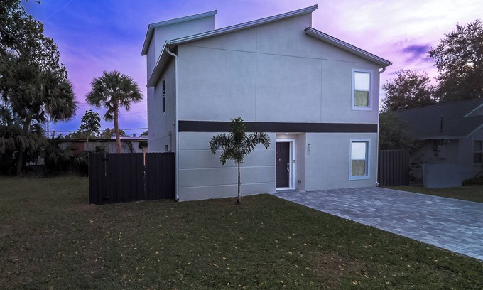 Cocoa Casa | New Home: Rooftop Seating - Grill - Pets - Sleeps 10