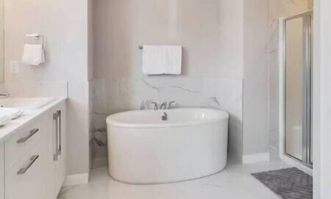 Chestermere Casa | New Home with AC, 15 Mins to YYC, Pets welcome