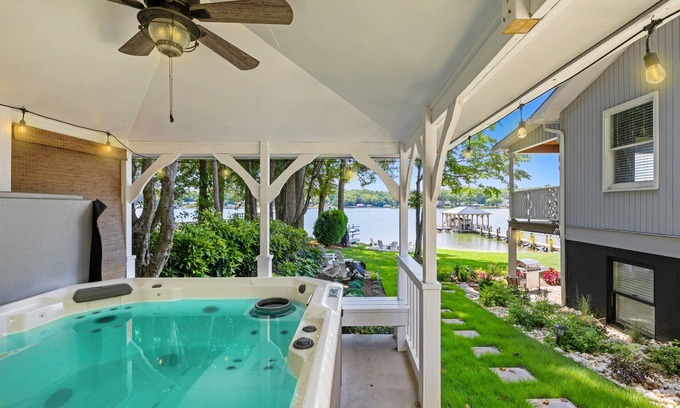 Mooresville Casa | NEW! Hot Tub, Amazing Sunsets, Sleeps 10, 4bd 4ba!