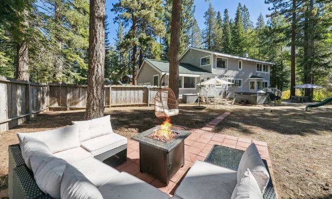 Christmas Valley Casa | *NEW* Hot Tub + Fire Pit + Playground
