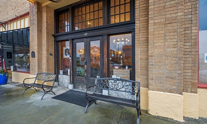 Cathlamet Condominio | NEW! Hotel Cathlamet Room 218 - Queen Suite