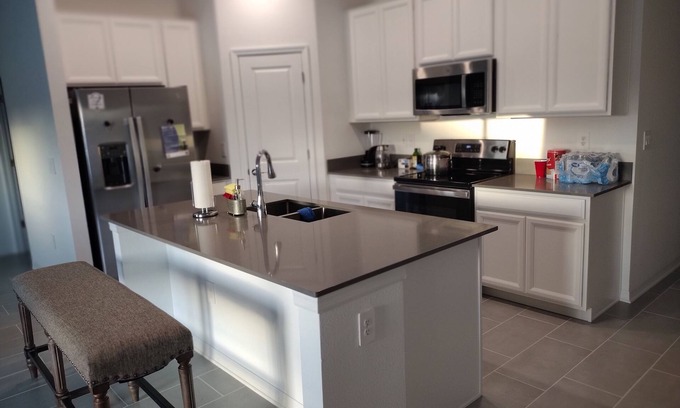 Haines City Casa | New House 25 Minutes from Disney World with King size bed and Community Pool.