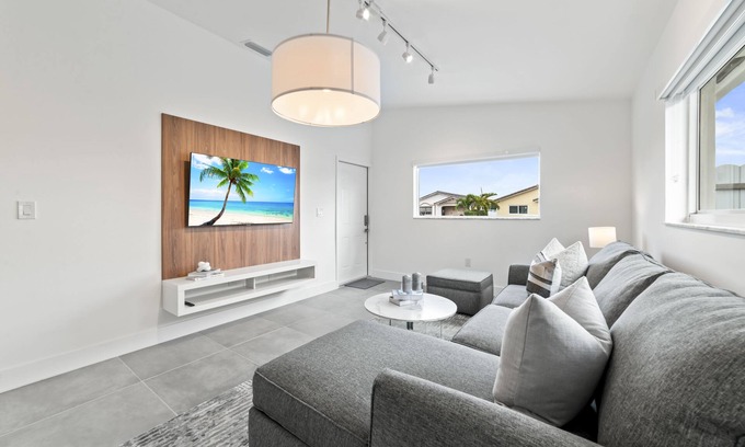 Hialeah Casa | New House in Miami with Jacuzzi