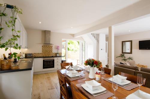 Sidlesham Casa | New House, " Orchard Croft Lodge ", DOG FRIENDLY, 20 Minutes From Goodwood Events, 9 Minutes From Sandy West Wittering Beach, 2 Bathrooms, Can Sleep 8 On Request, Free Wi-Fi & Sky Sports, Very Quiet Location, Free Parking for 8 Cars