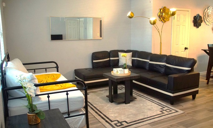 Northeast Houston Casa | New Houston Home! Sleeps 10-12, Near Downtown, 4 Car Parking
