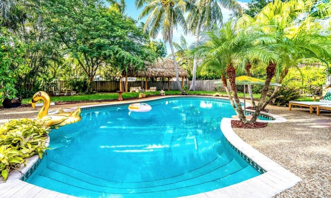South Corals Casa | NEW! HTD POOL/HOT TUB /5 MIN TO BEACH/ TIKI HUT!