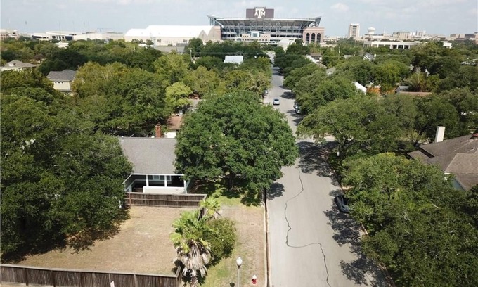 College Park Casa | SUITE BUNK ESPACIOSO para 8 personas. 2 baños TODOS LOS PASOS NUEVOS de Kyle Field