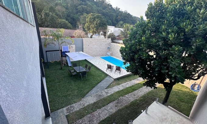 Jardim California Casa | New in the center of Caraguatatuba, with swimming pool and air conditioning.