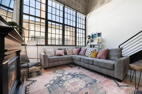 Otterbien Home Apartamento | New Industrial Loft Space on River and Bike Trail