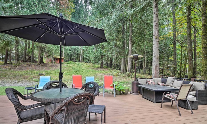 Mirrormont Apartamento | NEW! Issaquah Getaway: Backyard Oasis w/ Hot Tub!