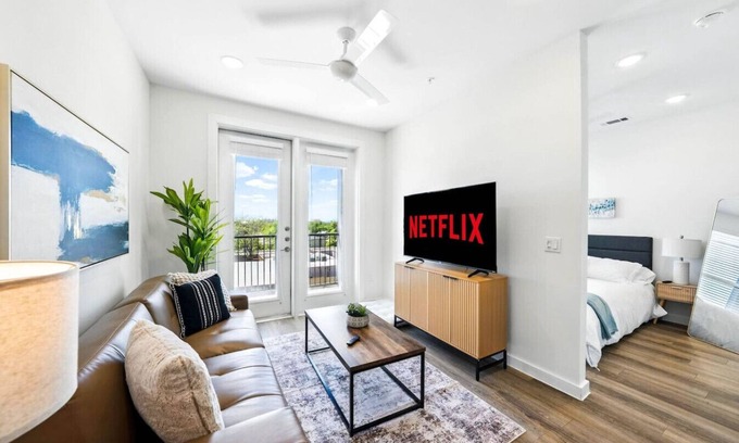 Brentwood Apartamento | New King Bed~Pet Friendly Loft