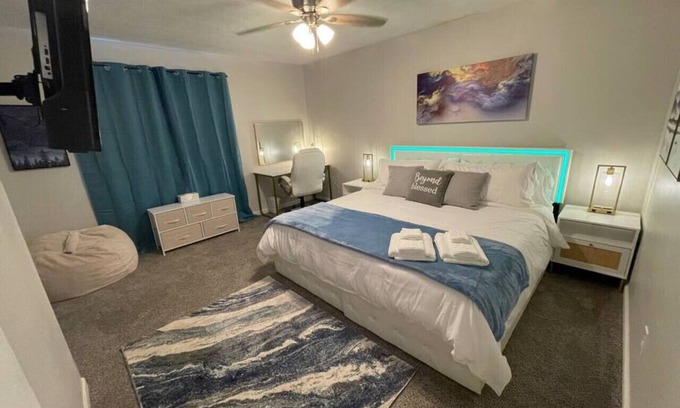 Commerce Apartamento | ⚡⚡⚡NEW! King Beds, 86" Roku TV, Firepit & Grill⚡⚡⚡