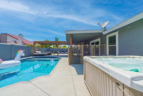 Glendale Casa | New king Beds Pool Hot Tub Outdoor Fireplace
