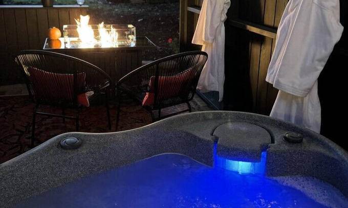 Fayetteville Condominio | New King Guest Suite with Hot Tub, Fire Table & Private Deck!