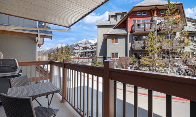 Canmore Apartamento | New! King Suite/1 King bed & 1 Sofa Bed/Heated pool/3 Hot tubs/Balc BBQ/MTN view