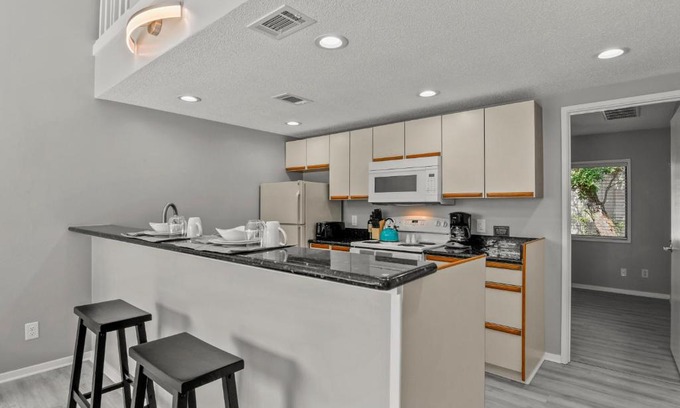 Gulfport Apartamento | NEW King with Loft Beach Near Gulf