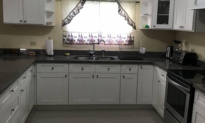 Barbican Apartamento | New Kingston Guest Apartment at Sandhurst