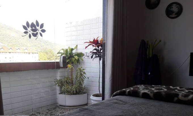 Alto Apartamento | Nuevo - Kitnet con balcón en la parte superior en Teresópolis