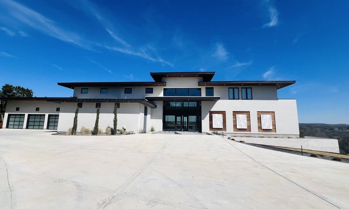 Greenshores Casa | Brand new Breathtaking Lake Austin Estate: SXSW, ACL, F1, Pickleball, Golf