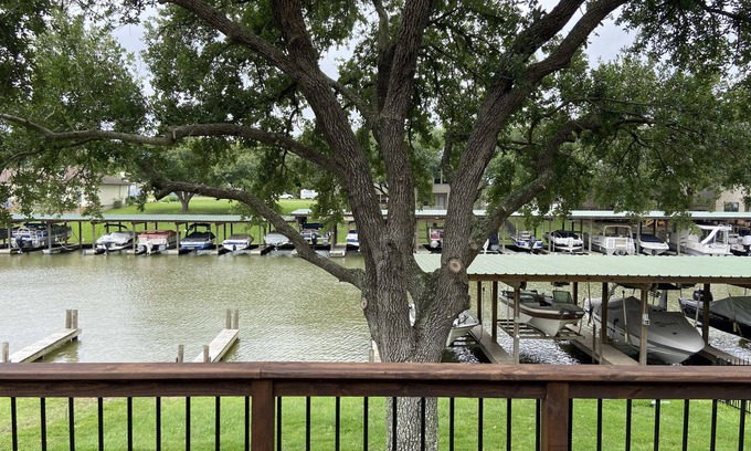 West Livingston Casa | New! Lake House on Marina Waterfront. Big Deck & Fenced Yard. Lake Livingston.
