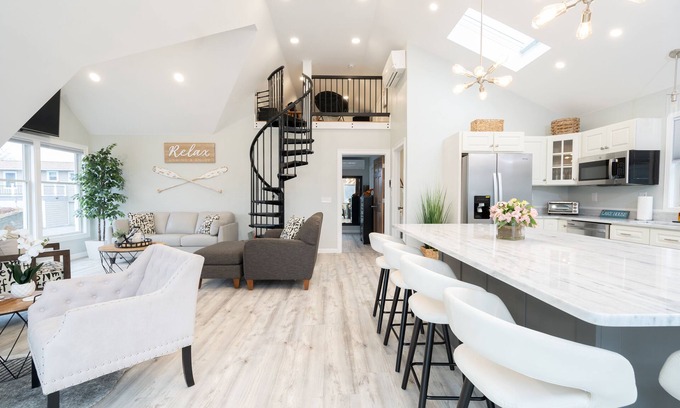 Preston Casa | New Lake House w/ Game Room & Stunning Views