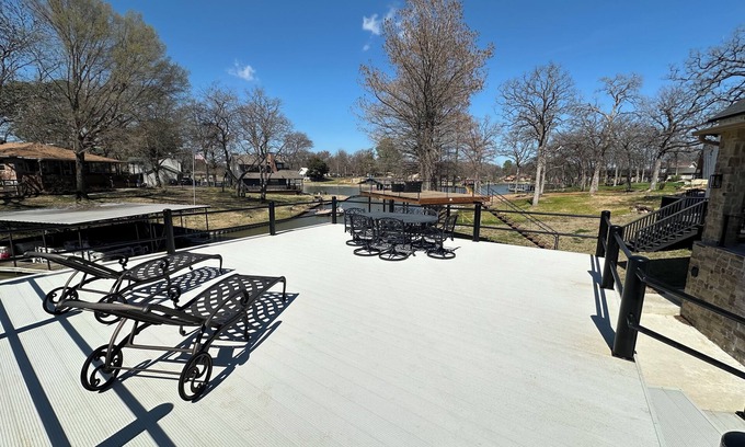 Tool Casa | New Lake Paradise! 4 bdrm 3.5 ba house w/ lift, deck, grill, sauna, smart, media