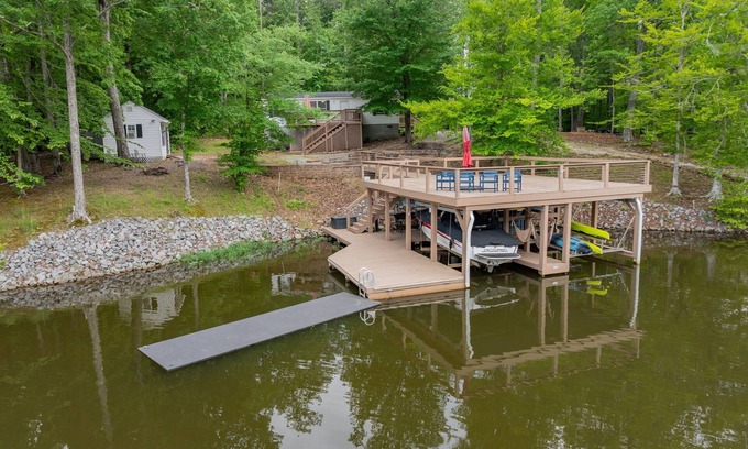 Wise Casa | New:Lakefront, Firepit, Deck, Dock, Kayak, Great times on Lake Gaston