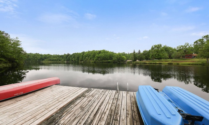 Long Pond Casa | New LAKEFRONT! Gameroom|Firepit|Hottub|kayak|paddleboat