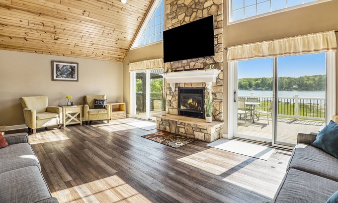 Smyrna Casa | New Lakefront Rental Home