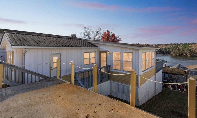 New London Casa | NEW! Lakefront Retreat in Badin Shores Resort