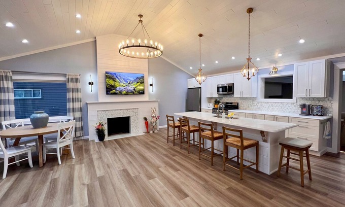 Erie Casa | NEW Lakeside Cottage- Lake view and beach nearby!