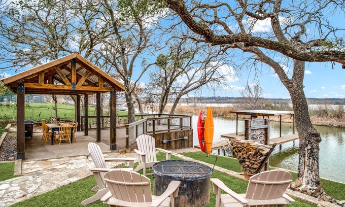 Dennis Cabaña | NEW Lakeside Retreat: Pool, Kayaks, & Fishing