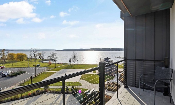 Holcomb Condominio | NEW Lakeview Escape | Hot Tub | Poolside