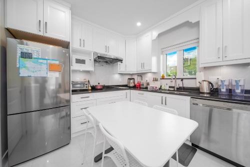 West Side Apartamento | New laneway house near Airport, downtown, UBC