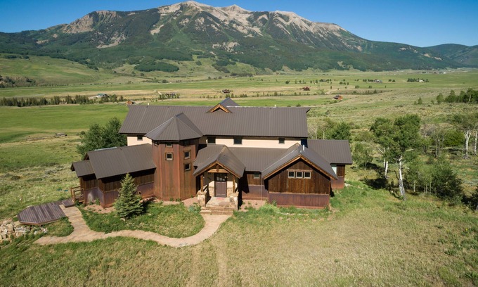 Crested Butte South Casa | Nueva gran 4 habitaciones, 4 baños con sala de juegos en 15 acres - increíbles vistas a la montaña