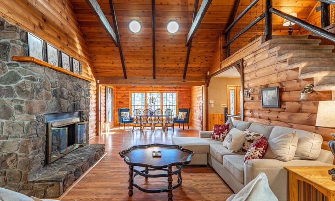 Woodbourne Cabina | NEW: Large Cabin w/ Hot Tub & Game Room!