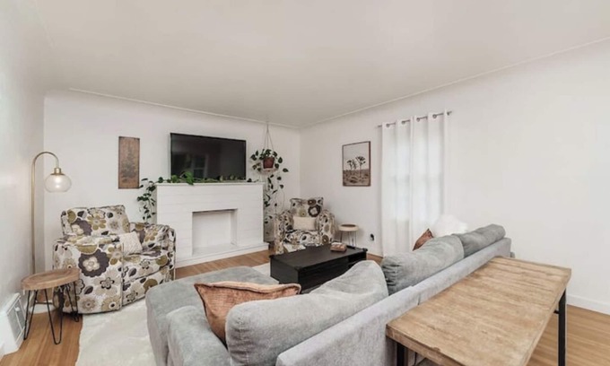 Billings Casa | NEW- Large Solar Powered Home, 5 Bed 2 Bath