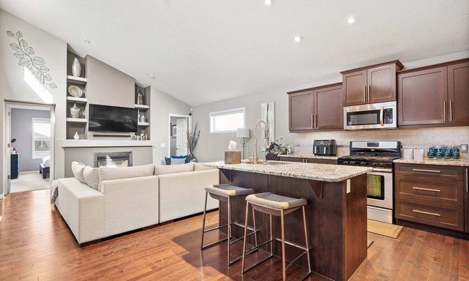 Calgary Casa | NEW! LG Family Home: Near Airport, FREE Banff Pass, Wine, Netflix, Gym & More!