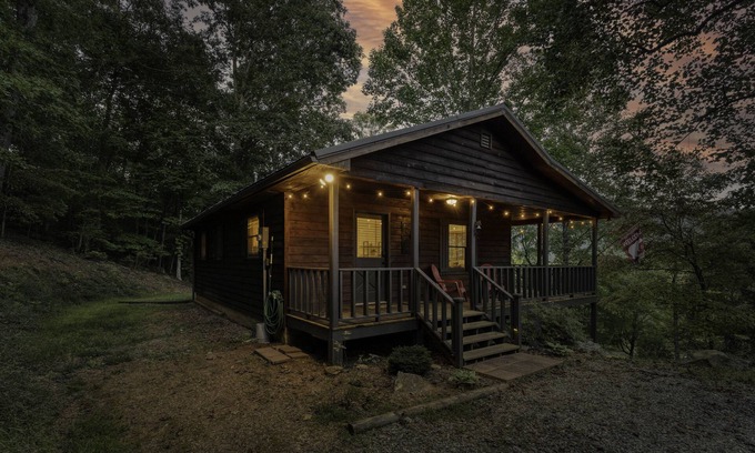 Hiawassee Casa | NEW! Lil' Oak Lodge Escape - Great Location + King Suite!