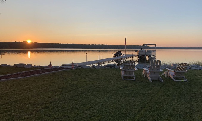 Sturgeon Bay Cabaña | New Listing! 2BR Waterfront Modernized Cottage on Clark Lake