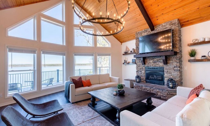 Quitman Casa | New Listing! 4 Bedroom + 3 Bathroom Home with Incredible Shoreline!