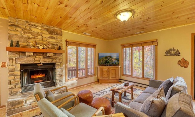 Newland Casa | New Listing 4BD3BA Pine Haven Getaway