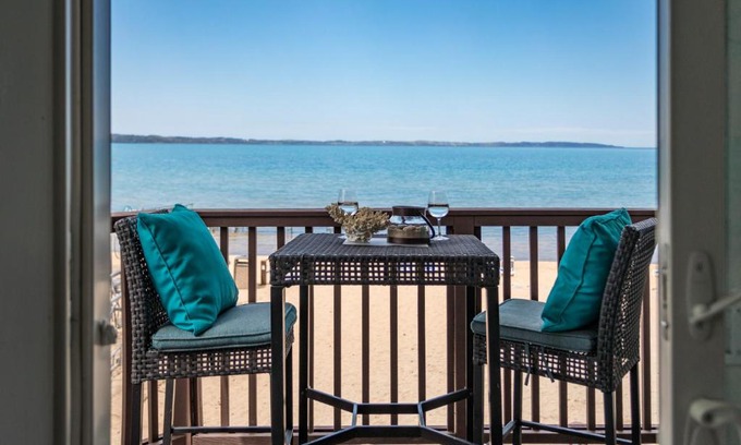 Traverse City Apartamento | New Listing Beach Bliss 211! Stunning bay view