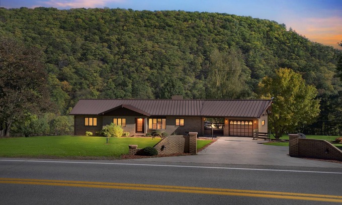 Cabins Cabaña | NEW LISTING! Bear Paw Cottage- 12 mins to Seneca Rocks