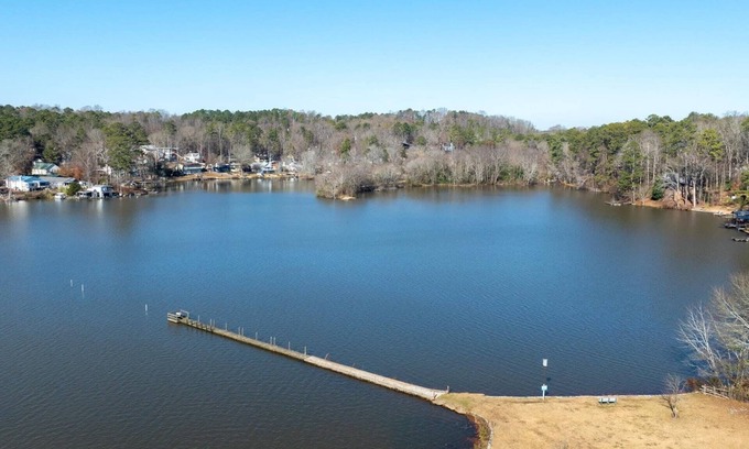 Snellville Casa | New Listing! Budget Lakeside Hideaway with Rustic Charm | Fishing and Community Pool