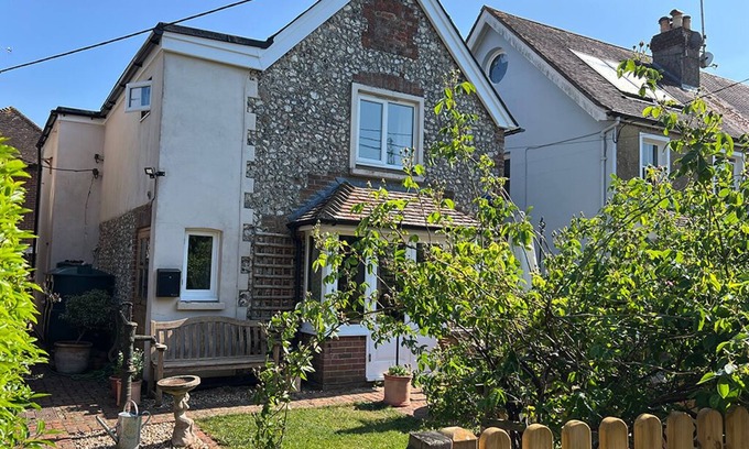 Chichester Cabaña | *New Listing* Charming flint cottage. Off road parking. Child and pet friendly.