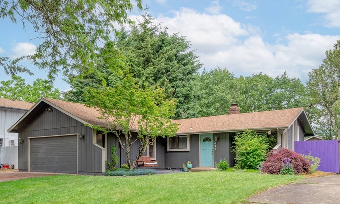 Harlow Casa | New Listing! Close to Autzen, downtown, U of O! Great for families, pet friendly